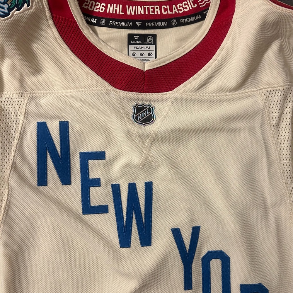 Fanatics NHL Winter Classic Sweater - Cream and Red
